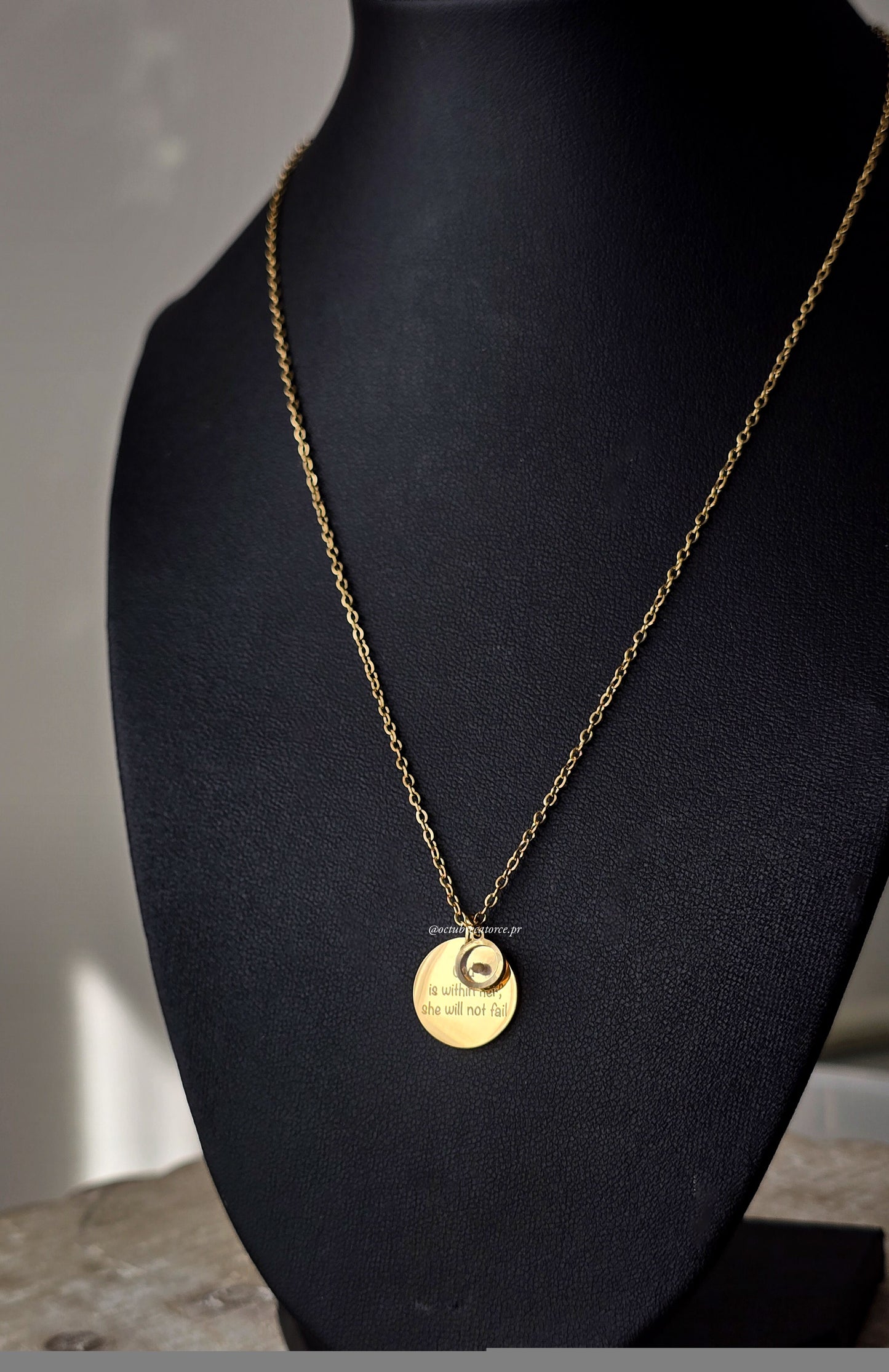 Sostenida por fe Necklace