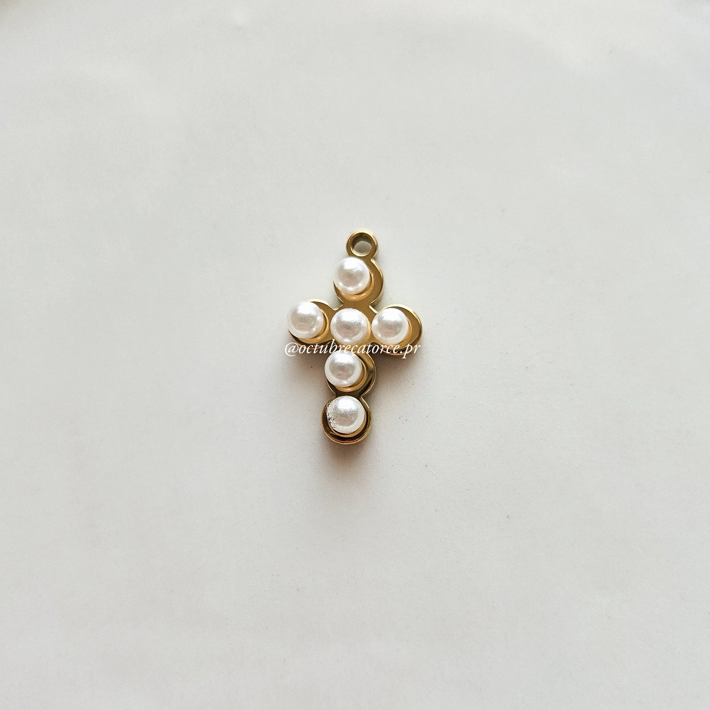 Cruz perlada charm