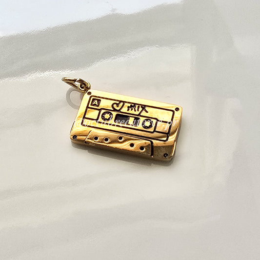 Caset Charm